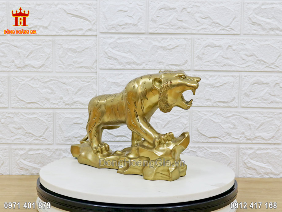 Tượng hổ bằng đồng vàng thường được bày trí tại phòng khách, phòng làm việc sang trọng